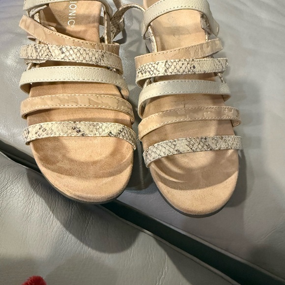 Vionic Beige/Lizard Strappy Sandals, Size 9 - Picture 5 of 5